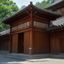 国产悬疑剧封面，古典建筑与现代侦探元素融合